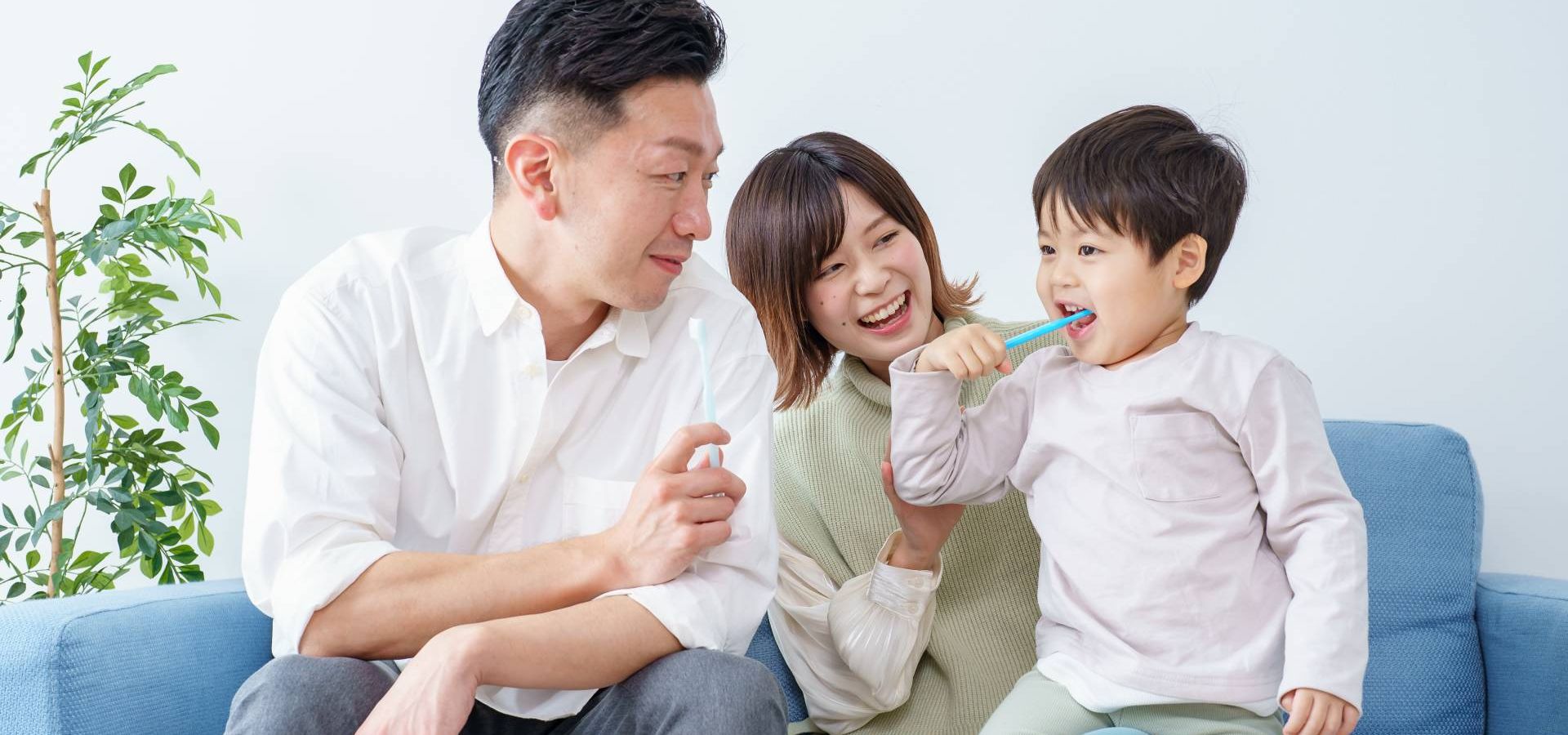 子どもの歯磨きを見守る家族
